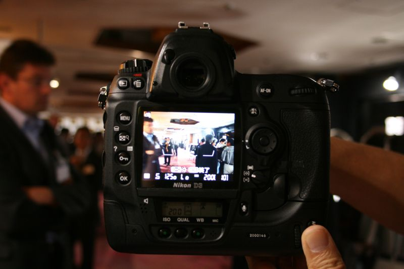 Illustration for article titled Hands On D3 and D300 Impressions: Beefy and Beautiful